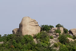 こちらは玉野市にあるニコニコ岩